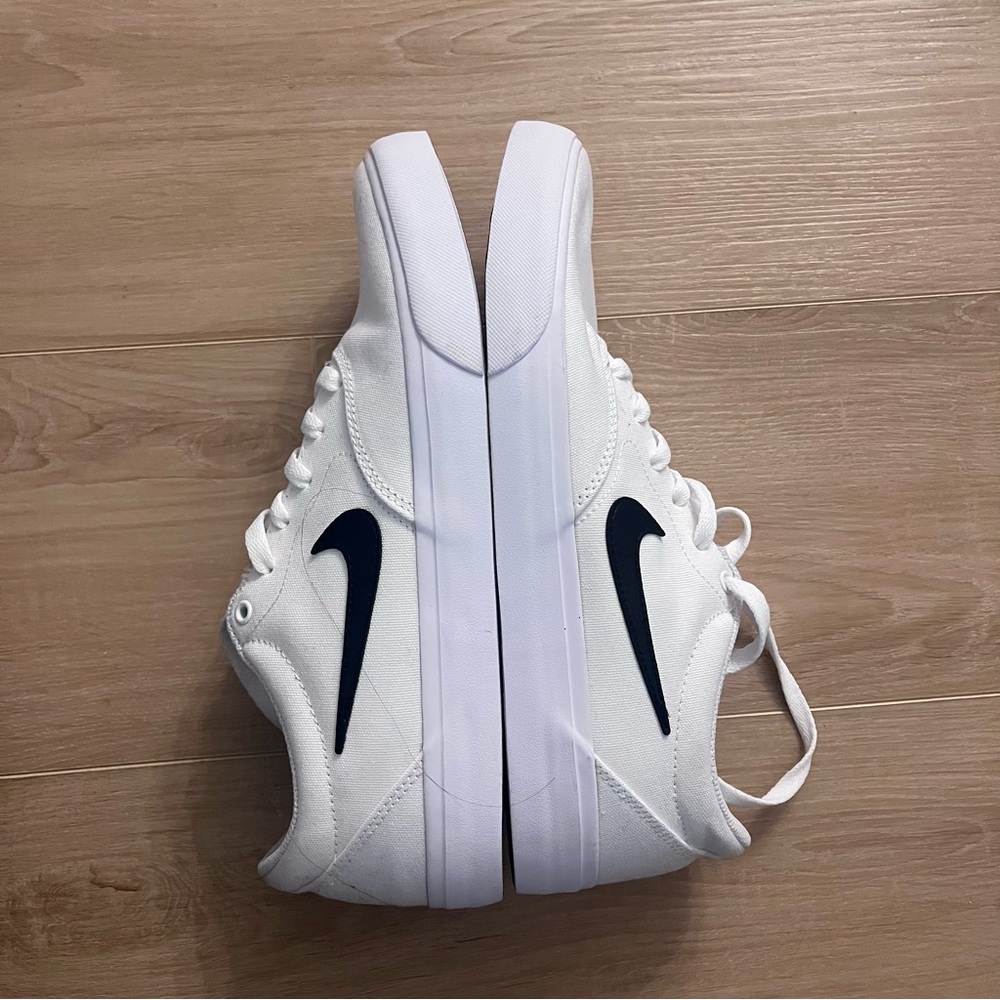 Nike Men's White and Black Sneakers - Picture 3 of 4